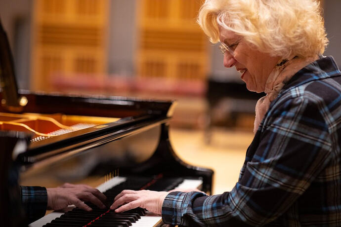 Piyano Sehpası ve Bank Önerisi: Konfor ve Performans İçin En İyi Seçenekler