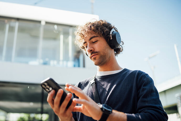 Dijital Labirent: Algoritmalar Müzik Zevkimizi Nasıl Şekillendiriyor?