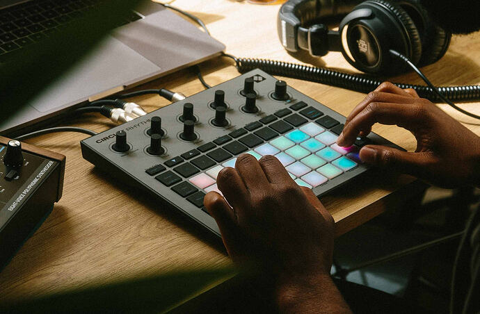 Elektronik Müziğin Bağımsız İstasyonu: Groovebox Nedir?