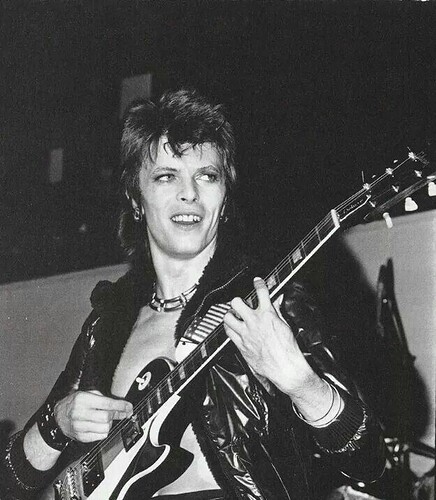 Deneysel Müzik ve Görsel Kimliğin Buluştuğu Nokta: David Bowie
