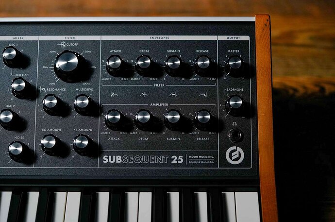 Analog Synthesizer'lar Neden Hala Vazgeçilmez? Sesin Fiziksel Doğası ve Avantajlar