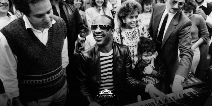doremusic - Stevie Wonder Tuşlu Enstrümanlar Armonika ve Analog Sentezleyicilerle Şekillenen Bir Müzik Kariyeri