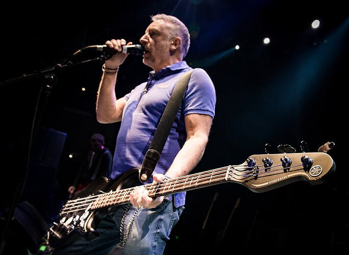 Bas Gitarın Büyülü Dünyasına Giriş: Kapsamlı Başlangıç Rehberi