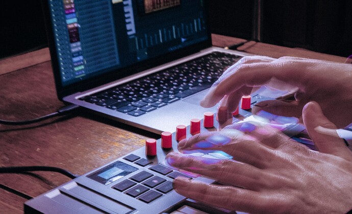 Modern Müzik Üretiminin Kalbi: MIDI Klavye ile Neler Yapılabilir?
