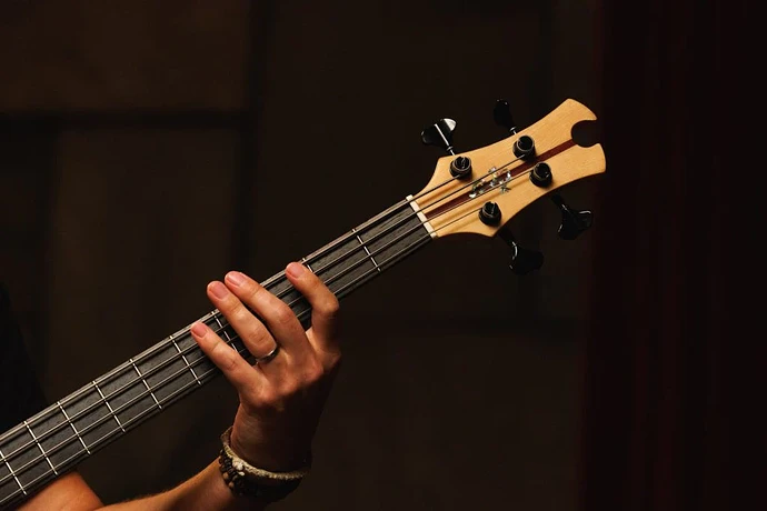 Bas Gitarın Tonunu Şekillendirme Rehberi: Sinyal Zinciri, Ayarlar ve Teknik Etkiler