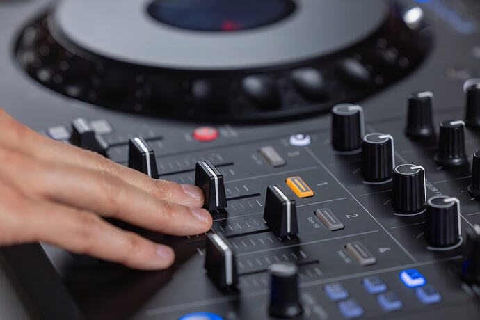 DJ Controller Nedir? Dijital Dünyanın Mikser Masası