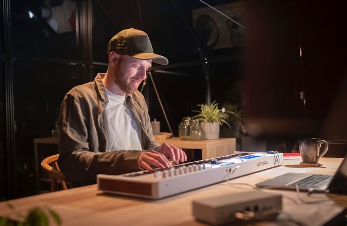 Bedroom Pop: Ev Stüdyosundan Dünyaya Uzanan Samimi Bir Müzik Akımı