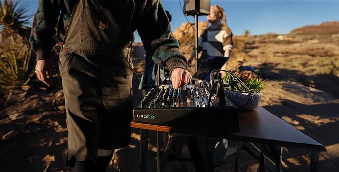 DJ Ekipman Rehberi: Dijital ve Analog Dünyanın Kapılarını Aralamak