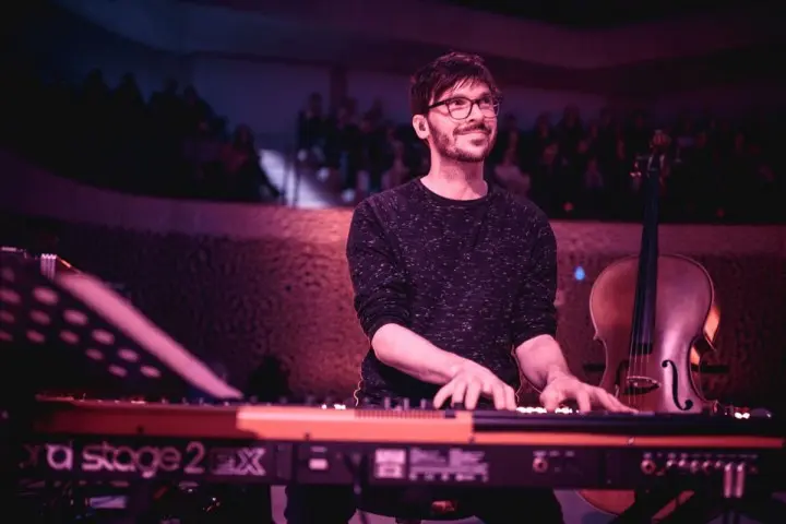 Canlı Performanslarda Audio-Visual Entegrasyonu: Teknik Rehber ve Uygulama Yöntemleri
